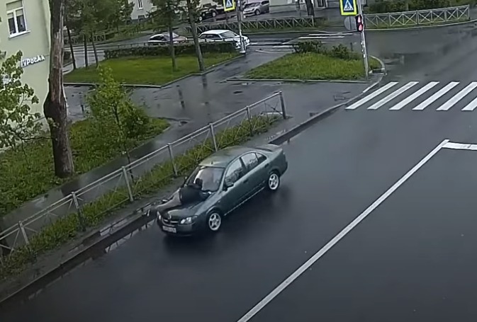 Кадр из видео в YouTube-канале «Транспортный КОЛЛАПС г. Красное Село»