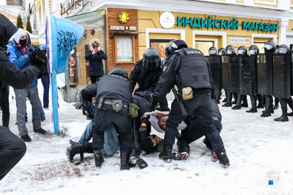 Люди с плакатами отправились в автозак первыми — их начали задерживать уже через пять минут после начала акции Люди с плакатами отправились в автозак первыми — их начали задерживать уже через пять минут после начала акции