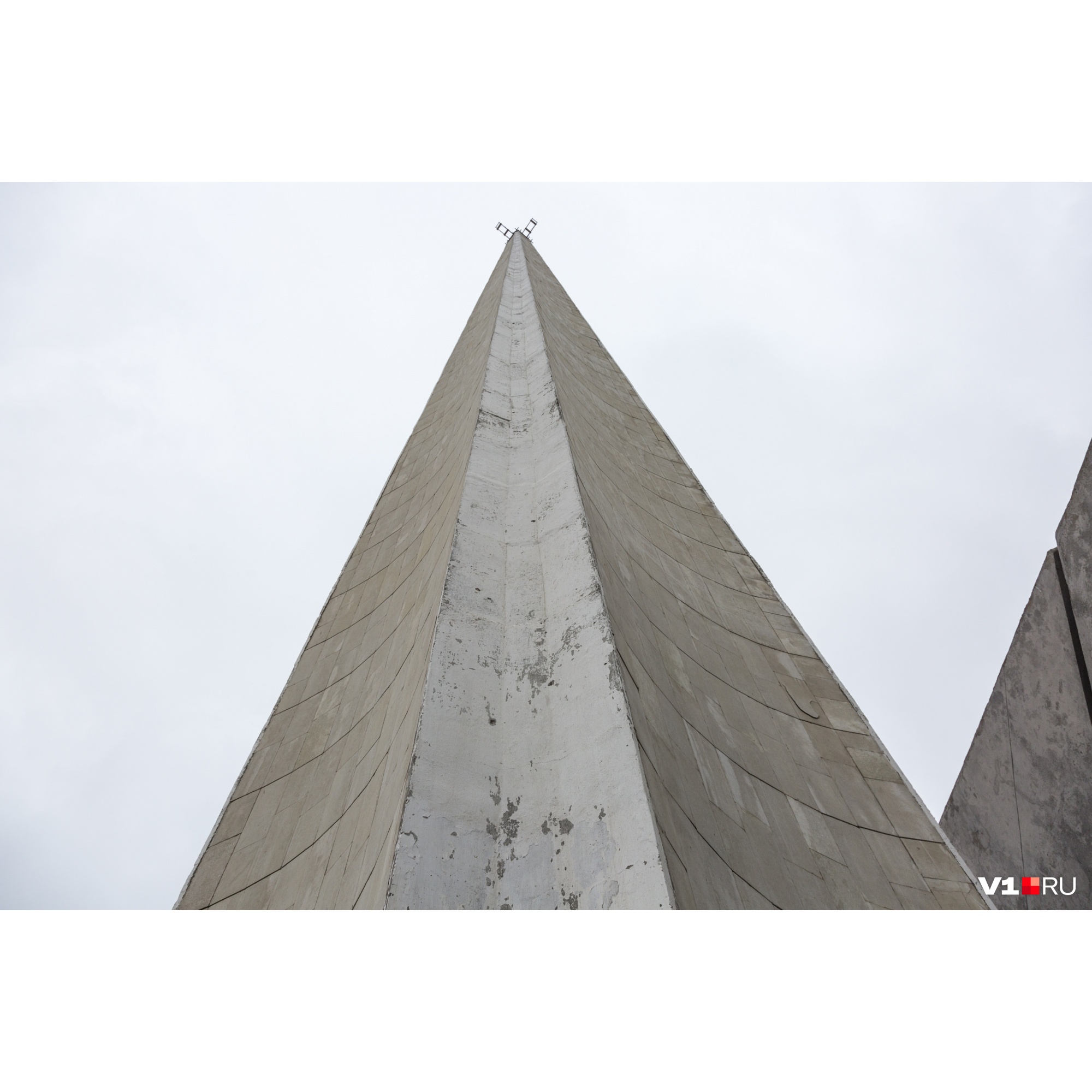 76 метров "штыка" затянут в строительные леса 76 метров "штыка" затянут в строительные леса