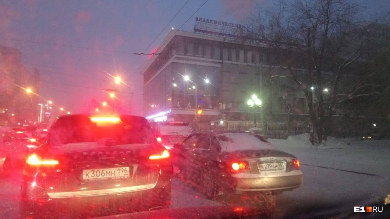 В пробке на машинах успевают вырасти небольшие сугробы В пробке на машинах успевают вырасти небольшие сугробы