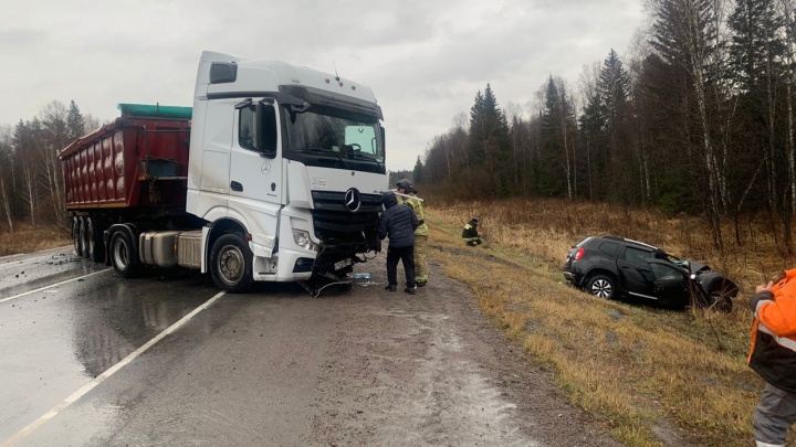 Под Красноярском пожилой водитель выехал на встречку и погиб в аварии с фурой
