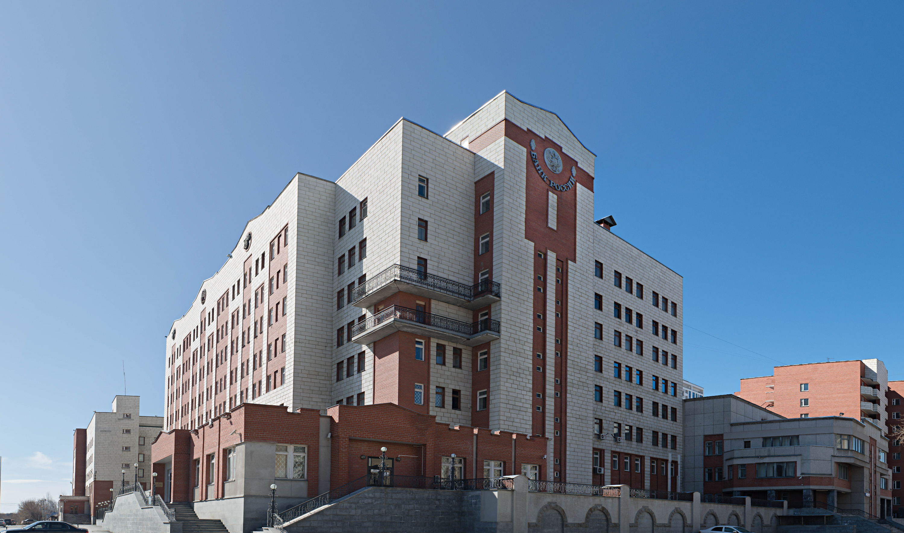 Переделают под айтишников: здание Центробанка в Екатеринбурге, построенное в 90-е, реконструируют