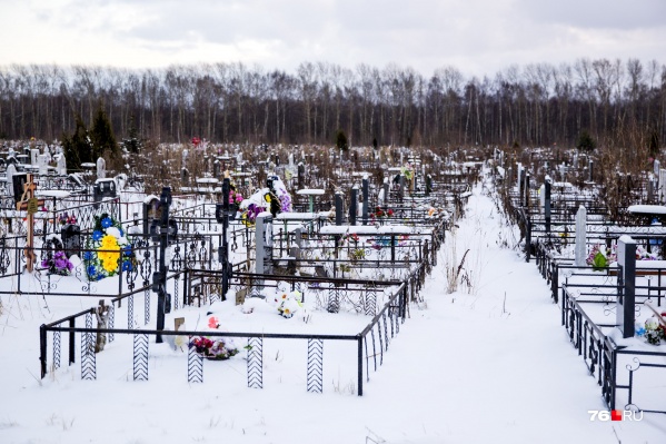 Сейчас ярославцам приходится хоронить близких на далеком кладбище в деревне Селифонтово Сейчас ярославцам приходится хоронить близких на далеком кладбище в деревне Селифонтово