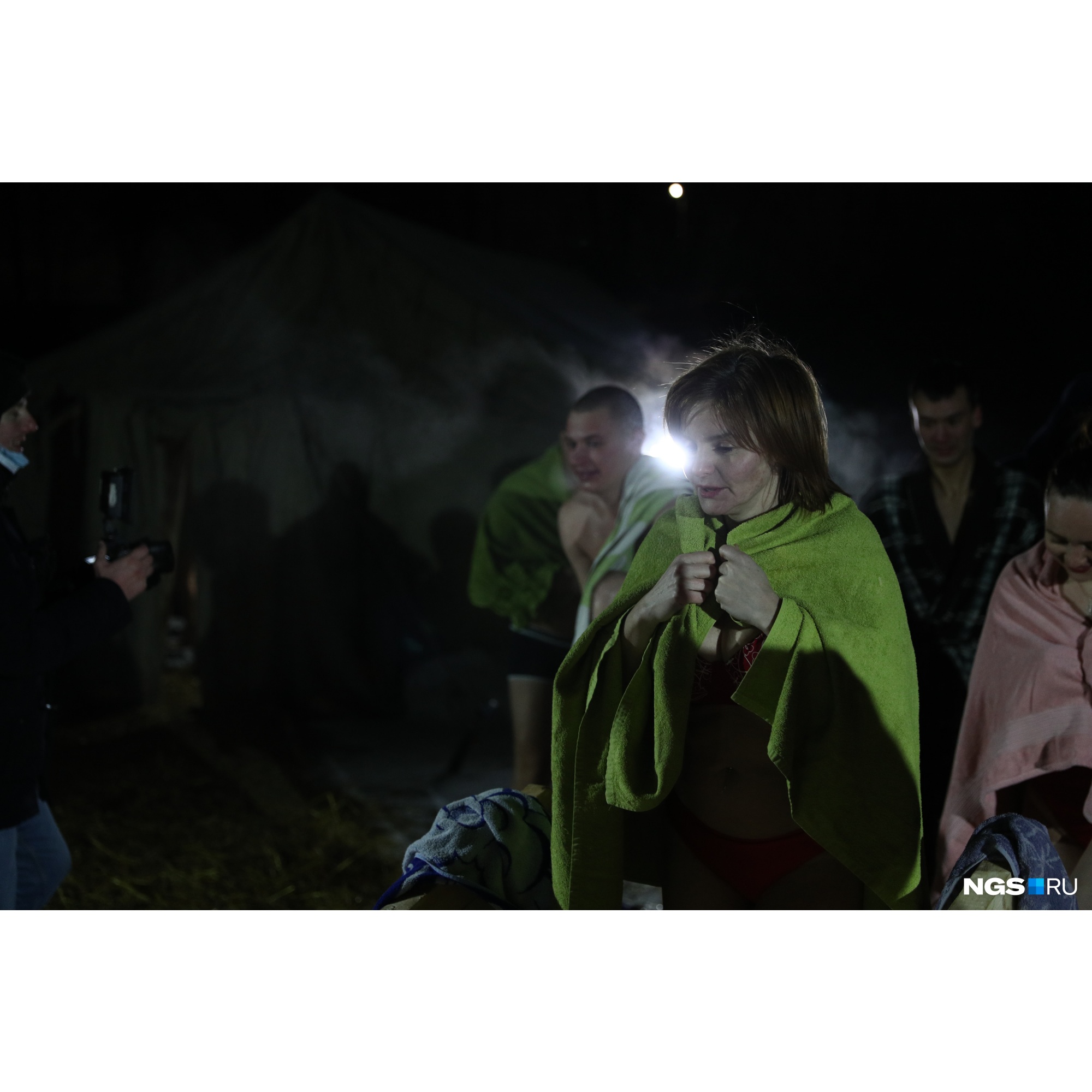 На купание в проруби стоит захватить с собой полотенца и теплые халаты На купание в проруби стоит захватить с собой полотенца и теплые халаты