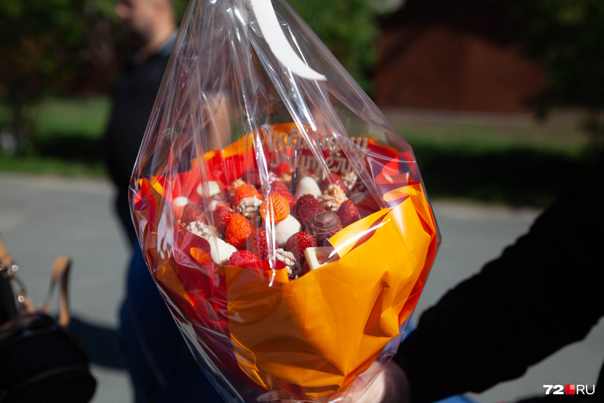 Сладкий букет из клубники подарили учителю в школе № 2. Мы насчитали больше 20 ягод. И выглядит ничуть не хуже цветов, и объестся им можно запросто