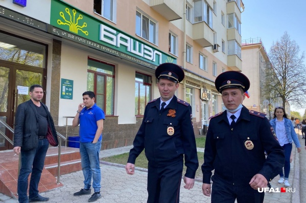 Только у одного человека на этом фото есть маска, и та не надета должным образом Только у одного человека на этом фото есть маска, и та не надета должным образом