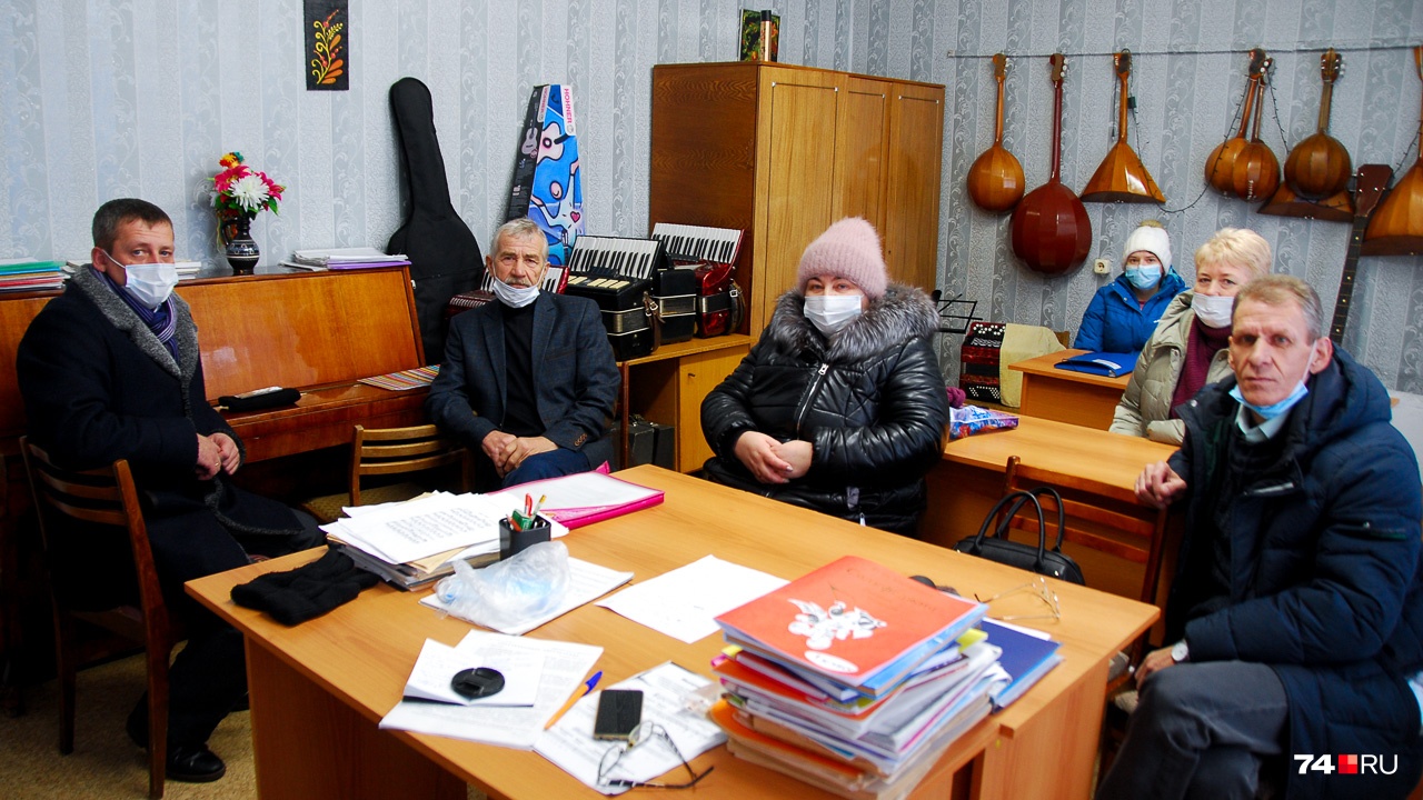 После моей телефонной просьбы не создавать толкучку часть жителей не пришли, но всё равно собралось шесть человек — говорят, сильно наболело. Глава поселка Игнат Третьяков — слева После моей телефонной просьбы не создавать толкучку часть жителей не пришли, но всё равно собралось шесть человек — говорят, сильно наболело. Глава поселка Игнат Третьяков — слева