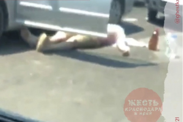 Судя по кадрам, мужчине пытались помочь очевидцы Судя по кадрам, мужчине пытались помочь очевидцы