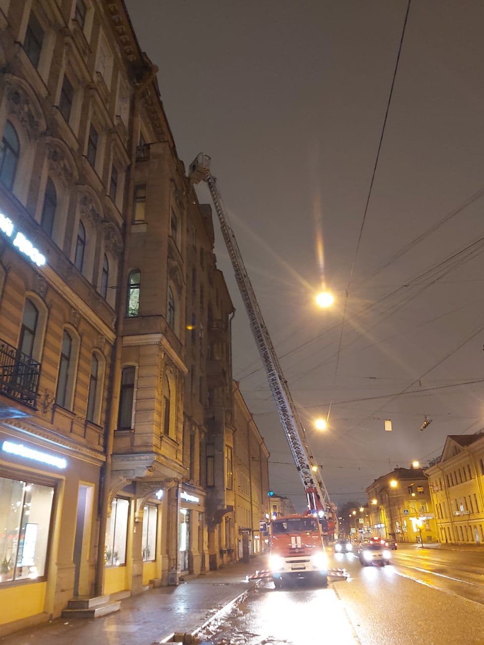 На Васильевском горожанин загулялся по крыше. Одинокий вечер прервали спасатели