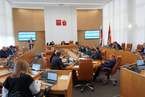 Вопрос рассматривался вторым, а обсуждение заняло больше часа Вопрос рассматривался вторым, а обсуждение заняло больше часа