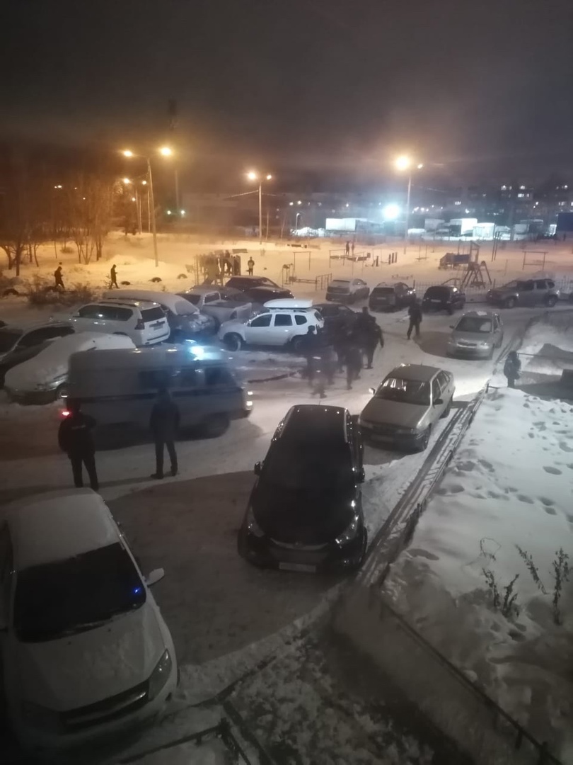 К дому стали стягивать полицейские машины и ОМОН К дому стали стягивать полицейские машины и ОМОН