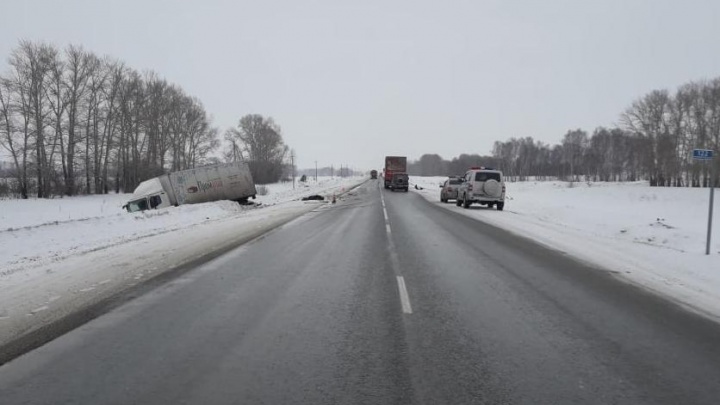 Вторая смертельная авария за несколько часов: в Новосибирской области с грузовиком столкнулся «Субару»