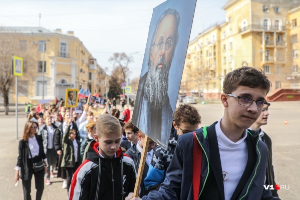 По улице Мира лицеисты пронесли портреты первооткрывателей космоса По улице Мира лицеисты пронесли портреты первооткрывателей космоса