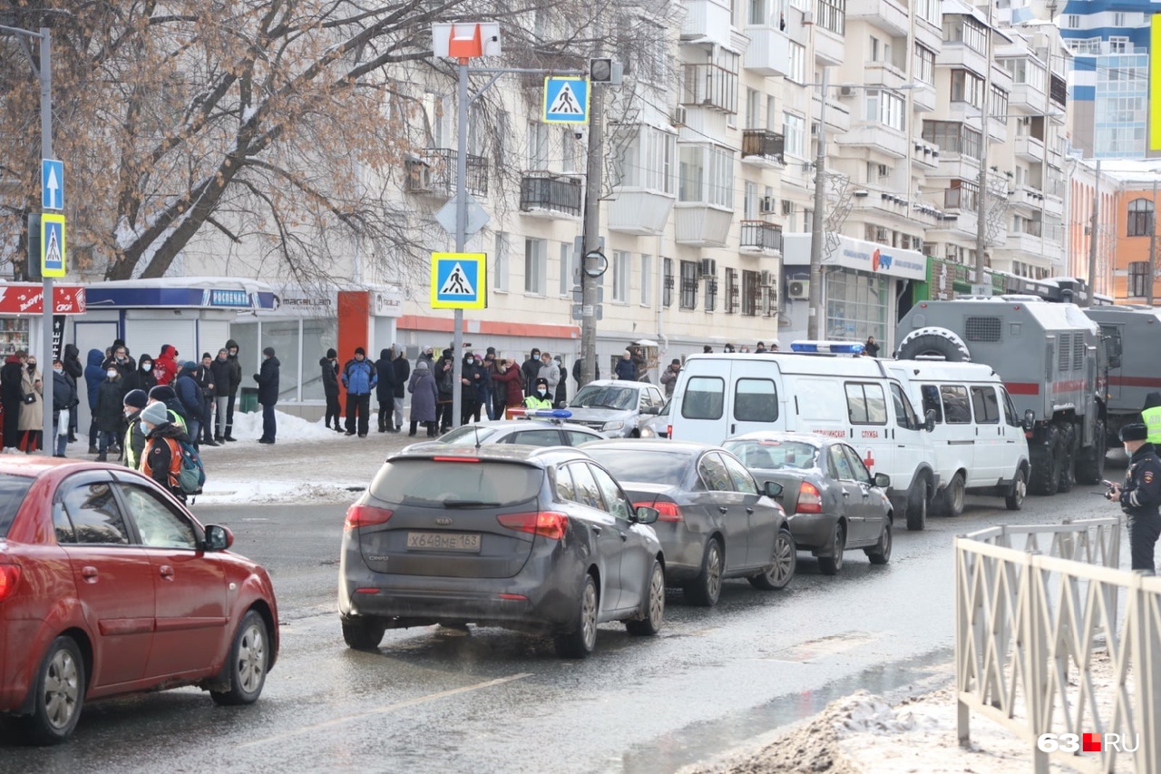 Протестующие добрались к Самарской площади Протестующие добрались к Самарской площади