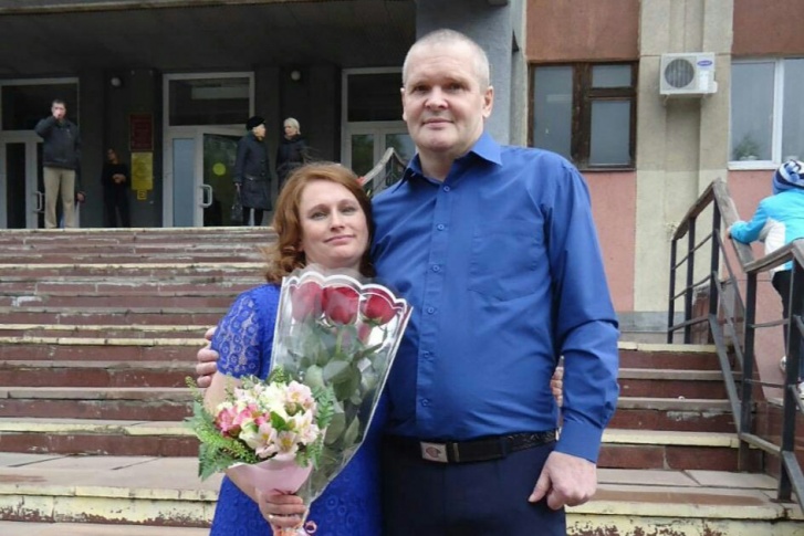 Пара сочеталась браком в 2018 году Пара сочеталась браком в 2018 году