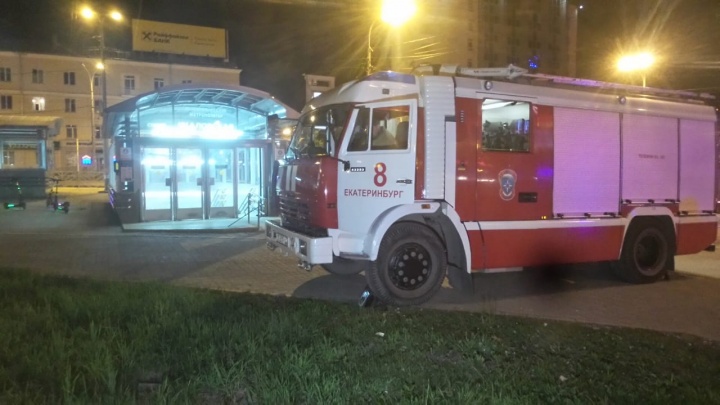 К станции метро «Чкаловская» ночью съехались пожарные машины. Рассказываем, что там произошло