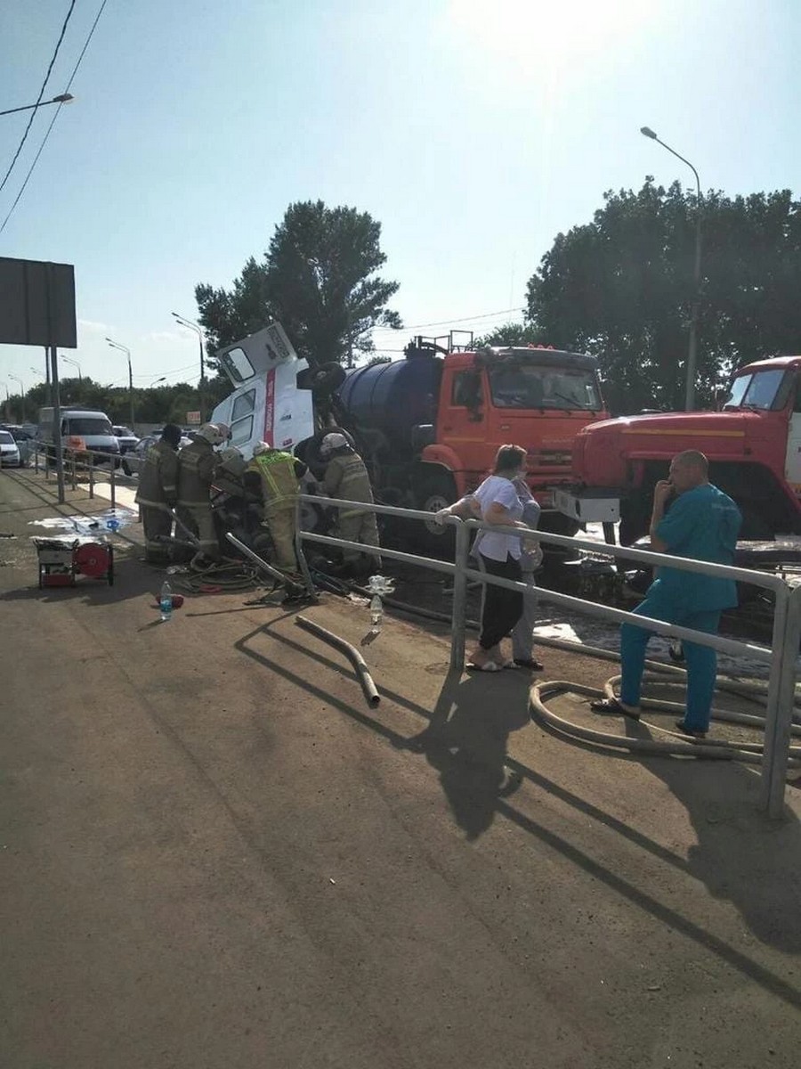 Машина скорой попала под КАМАЗ в Самарской области. Водитель погиб, пятеро пострадали