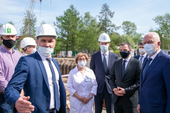 Один из важных пунктов посещения полпредом — стройка нового корпуса областной детской больницы. Александр Гуцан призвал соблюдать сроки и строить качественно Один из важных пунктов посещения полпредом — стройка нового корпуса областной детской больницы. Александр Гуцан призвал соблюдать сроки и строить качественно
