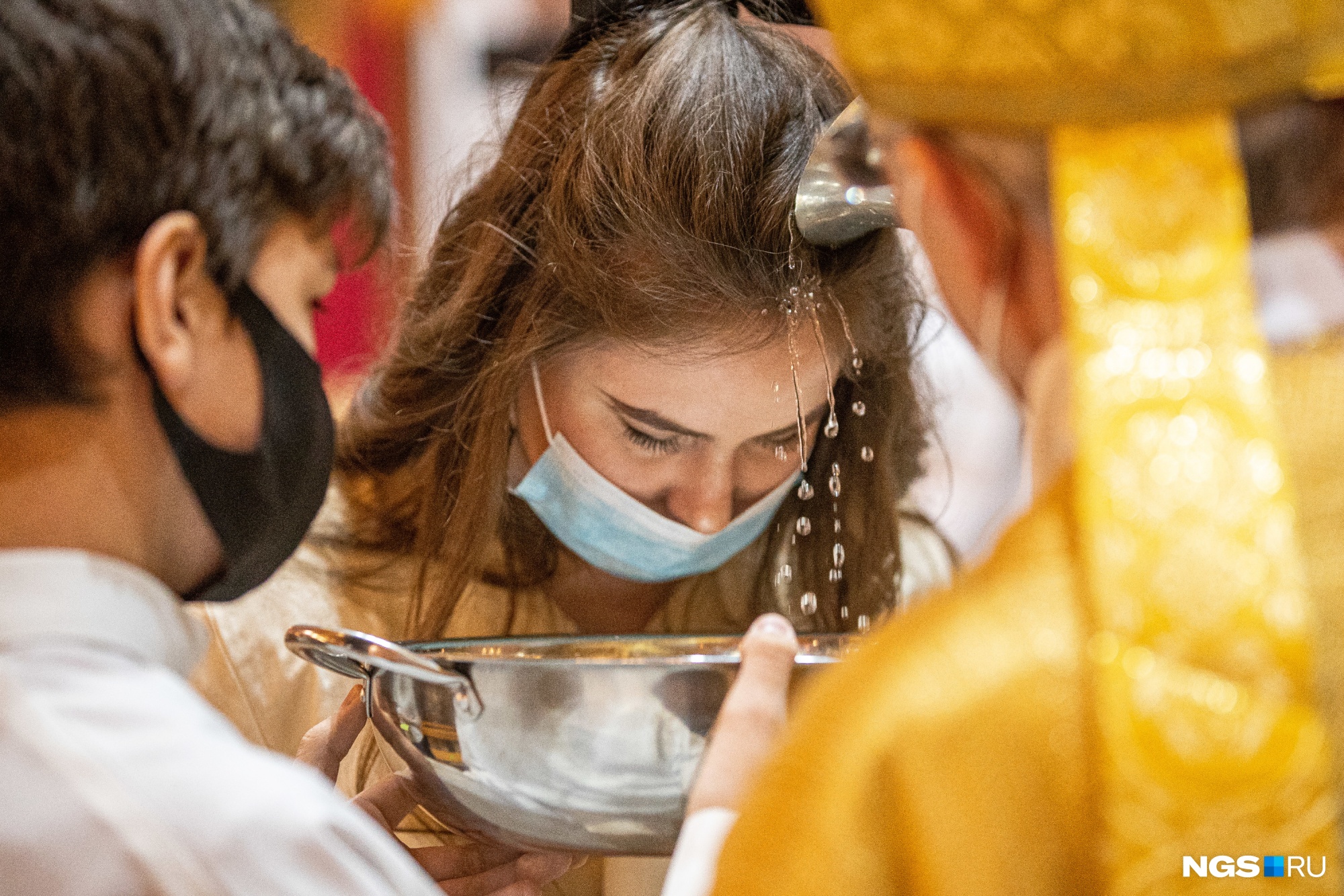 Сегодня католики отмечают Пасху. Показываем в 15 снимках, как прошла служба в Новосибирске