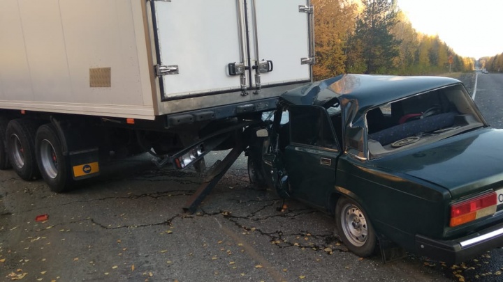 На Серовском тракте водитель «семерки» отвлекся от дороги и въехал в прицеп фуры