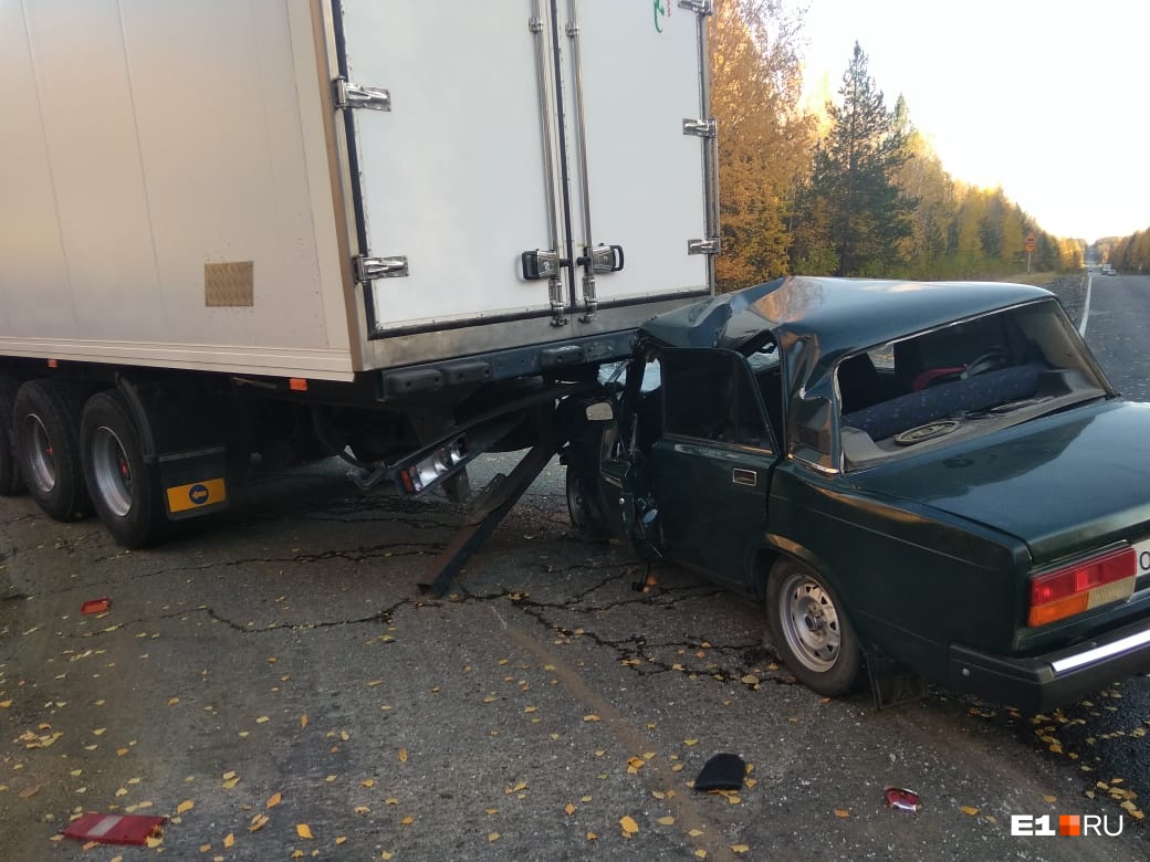 На Серовском тракте водитель «семерки» отвлекся от дороги и въехал в прицеп фуры