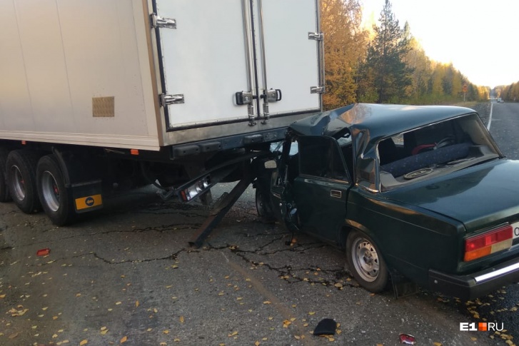 Авария случилась в районе 275-го километра трассы Екатеринбург — Серов Авария случилась в районе 275-го километра трассы Екатеринбург — Серов