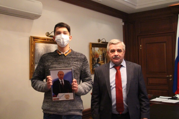 Артёму подарок от президента передал главный федеральный инспектор по республике Михаил Закомалдин Артёму подарок от президента передал главный федеральный инспектор по республике Михаил Закомалдин