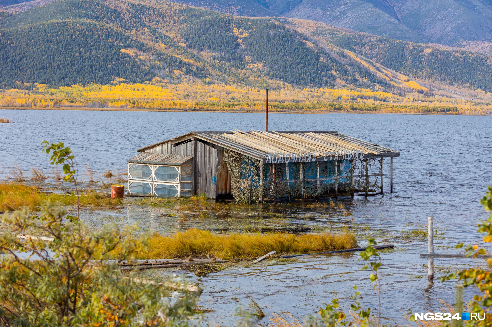 Лодочная станция на берегу Байкала превратилась в арт-объект из-за подъема воды