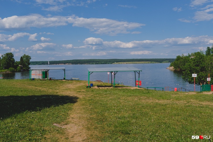 Пляж в Новых Лядах пользуется популярностью у пермяков, но Роспотребнадзор считает, что купаться там нельзя Пляж в Новых Лядах пользуется популярностью у пермяков, но Роспотребнадзор считает, что купаться там нельзя