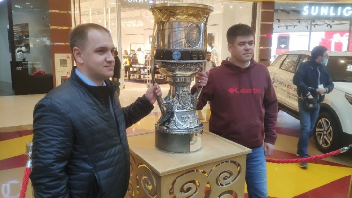 Хоккеист Игорь Бобков впервые привез в Сургут кубок Гагарина