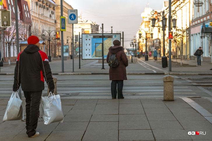 Сейчас старшее поколение самарцев просят не выходить из дома без острой необходимости Сейчас старшее поколение самарцев просят не выходить из дома без острой необходимости