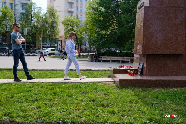 12 мая челябинцы несут цветы к стихийному мемориалу 12 мая челябинцы несут цветы к стихийному мемориалу