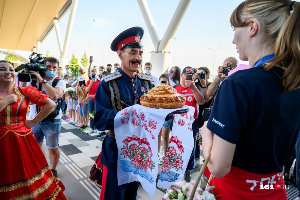 Коробейникову встретили караваем Коробейникову встретили караваем