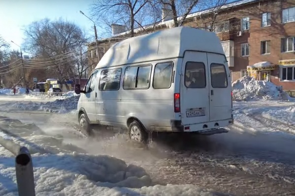 Водителям приходится ехать по глубоким лужам Водителям приходится ехать по глубоким лужам