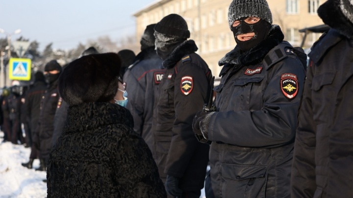 Градус несогласия: смотрим самые яркие фото с акции протеста в Челябинске в лютый мороз