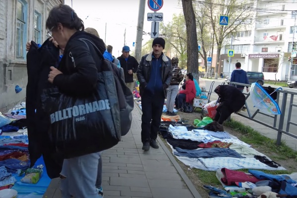 По словам горожан, лотки заняли несколько кварталов в центе Самары По словам горожан, лотки заняли несколько кварталов в центе Самары