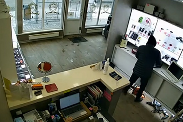 Мужчина спокойно подошел к ноутбуку и забрал его Мужчина спокойно подошел к ноутбуку и забрал его