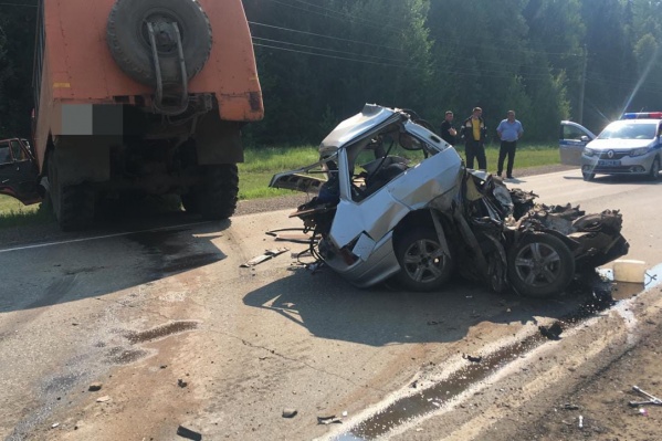 Одна из машин превратилась в груду искореженного металла Одна из машин превратилась в груду искореженного металла