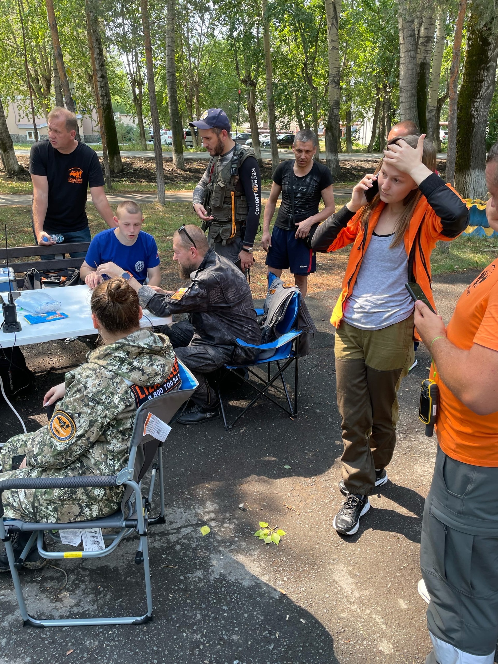 Волонтеры «Лиза Алерт» на месте поисков. Отец Насти в шортах и черной футболке Волонтеры «Лиза Алерт» на месте поисков. Отец Насти в шортах и черной футболке