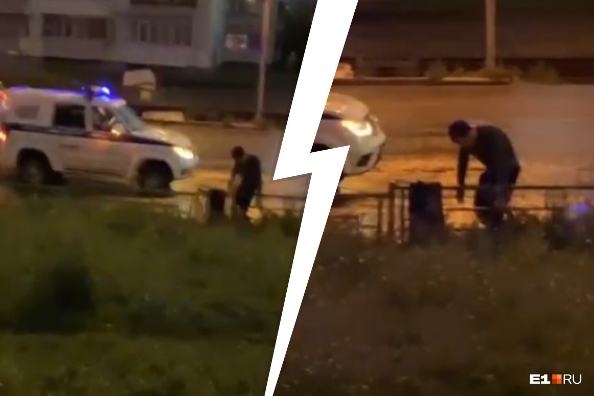 Полицейские в Екатеринбурге приковали мужчину к забору и оставили так на полчаса. Видео