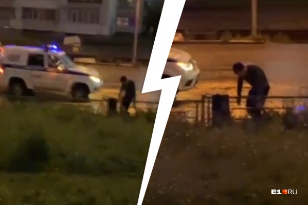 Полицейские приковали мужчину к заборчику Полицейские приковали мужчину к заборчику