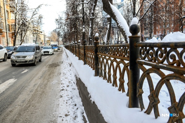 Свежая ограда сквера уже вся покрыта ржавчиной Свежая ограда сквера уже вся покрыта ржавчиной