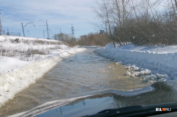Вода затопила почти километр дороги Вода затопила почти километр дороги