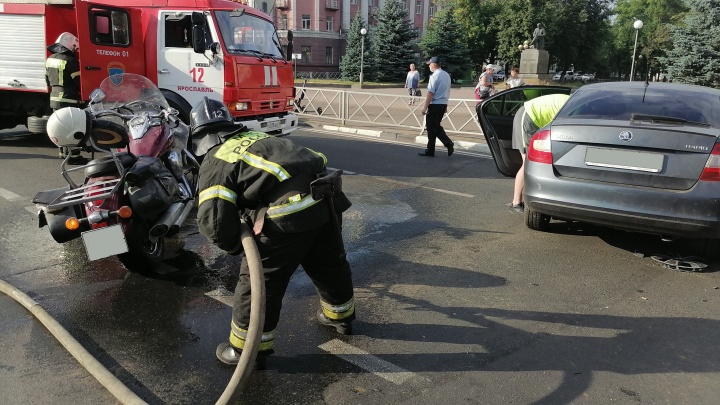 «Увезли на скорой»: в центре Ярославля столкнулись мотоцикл и легковушка