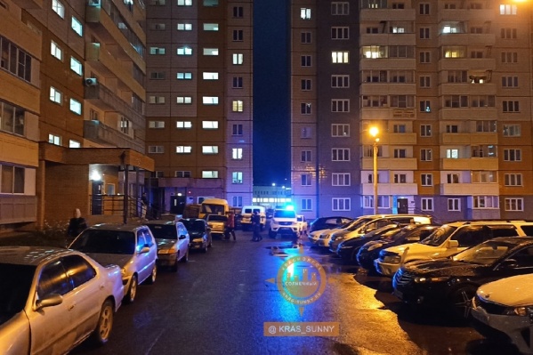 Девушка сорвалась с 12-го этажа Девушка сорвалась с 12-го этажа