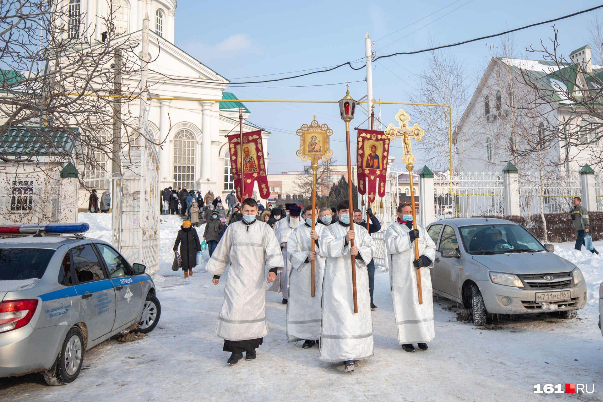 Служители церкви вышли освящать воду Служители церкви вышли освящать воду 
