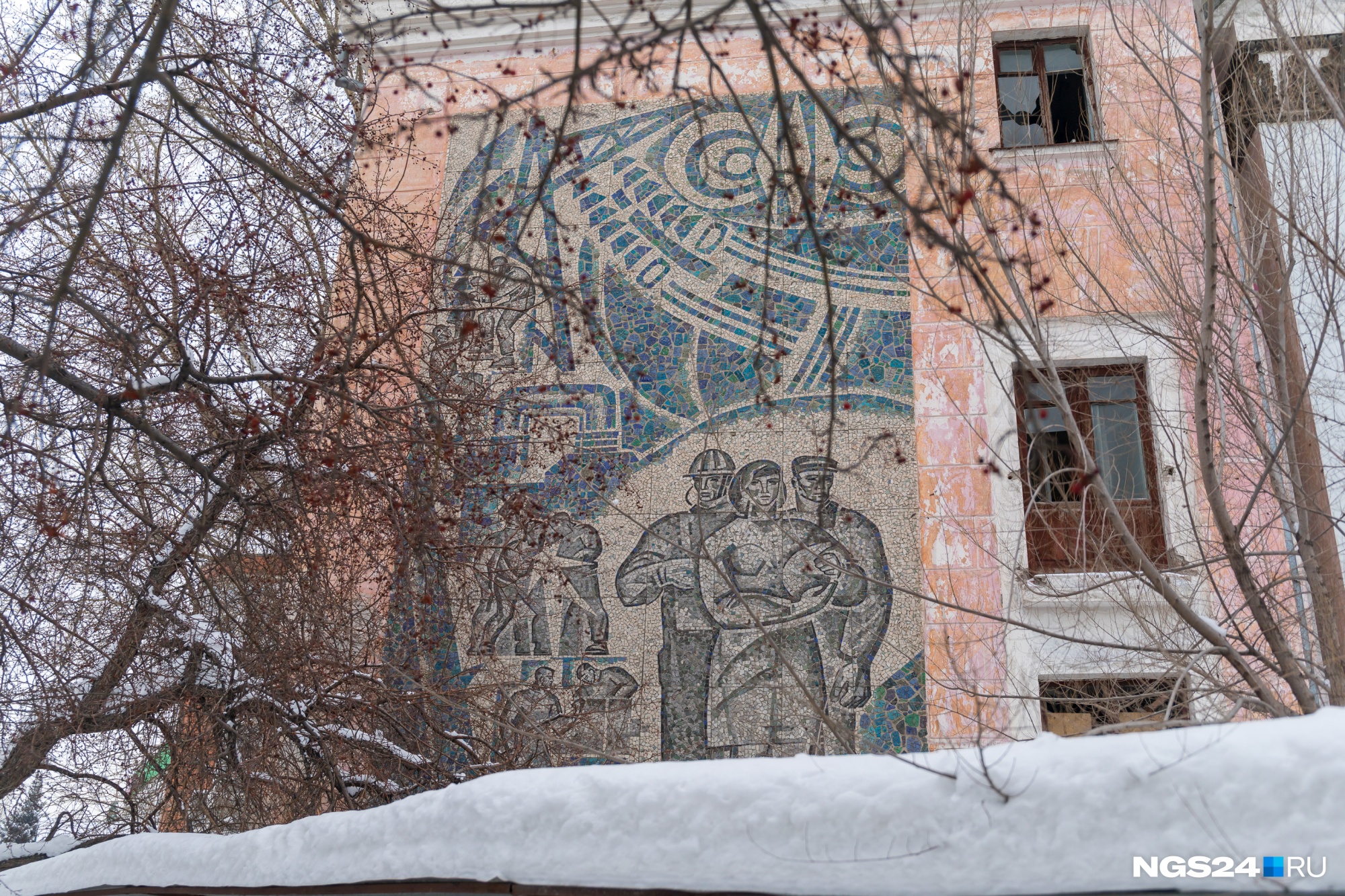 Панно изображает жизнь советских рабочих