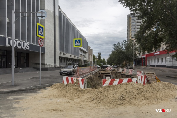 Улицу перекопали в который раз за последние два года Улицу перекопали в который раз за последние два года