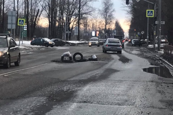 Яма, в которой может застрять легковушка Яма, в которой может застрять легковушка