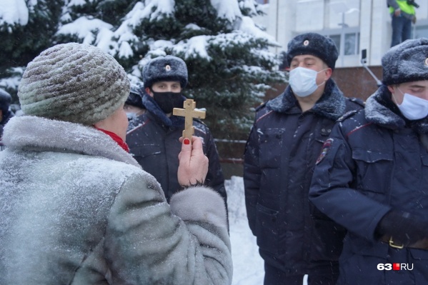 Эта пожилая поклонница Навального по-своему вела переговоры с силовиками Эта пожилая поклонница Навального по-своему вела переговоры с силовиками